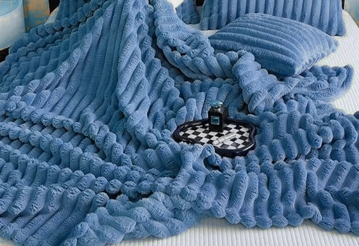 Manta NUBELUX azul de felpa acanalada