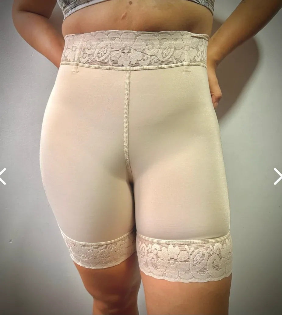 Short faja moldeador beige con encaje - foto real